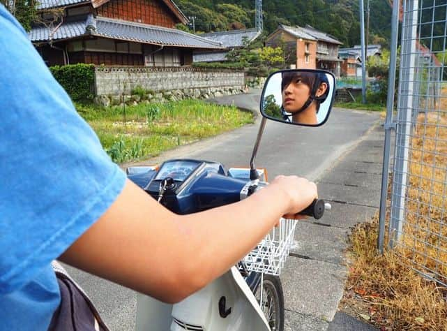 佐野勇斗さんのインスタグラム写真 - (佐野勇斗Instagram)「バイク吟蔵part2  青夏公開まであと2日！！ すごくいろんな方から、  テレビで青夏の宣伝観たよ！  絶対見るね！  って言っていただいて嬉しいです☺️ 僕の父親も、一足先に観ていたのですが、 「めちゃくちゃ感動した😭 すっごいよかったぞ〜☺️」 ってLINEがきました  親バカ☆  父曰く、DVDとかで観ようと思わず、絶対映画館で見たほうがいい！  って、母に熱弁しておりました🕺🏻😆 ぜひぜひ、観に行ってくれると嬉しいですっ！  #青夏 #公開まで #あと2日 #佐野勇斗 #佐野かつひこ #父 #親バカ☆ #MILK」7月30日 21時40分 - sanohayato_milk