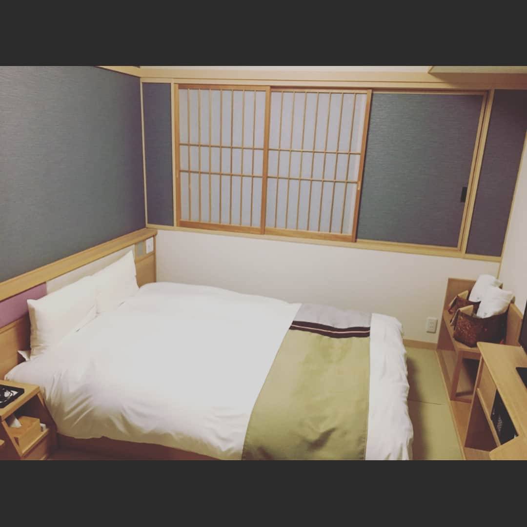 佐藤あり紗さんのインスタグラム写真 - (佐藤あり紗Instagram)「. . 鳥取県境港市に バレー教室&ビーチバレー 行って来ました🙋‍♀️🏐 . 人生初鳥取県ッ 鳥取の皆様! 29年間お待たせいたしました🙇‍♀️🙇‍♀️🙇‍♀️笑 . ...まずは観光編から👁笑 . ずっと気になっていた 水木しげるさんロード🛣 に、連れて行ってもらいました! 夜はライトアップされてて すんばらしかったです🙆‍♀️ . かわいくねこ娘の真似してって 言われて やったら、あまりかわいくない! みたいな反応されたよ♡笑 確かにブスだねぇ😹笑 . 今回3泊お世話になった野々さん 水木しげるロードの目の前に あって駅からもすぐ🚉 露天風呂もよかったなぁ〜♨️ また泊まりたい🌊 . 実家に帰って来てからずっと ゲゲゲの鬼太郎の主題歌 熱唱してたら華のんと夢心も いつの間にか一緒に口ずさんでた笑 . #鳥取県 #境港市 #近所 #みんなで歌おうげげげのげ #水木しげるロード #ゲゲゲの鬼太郎 #野乃 #佐藤あり紗」7月30日 22時10分 - arisa_chu