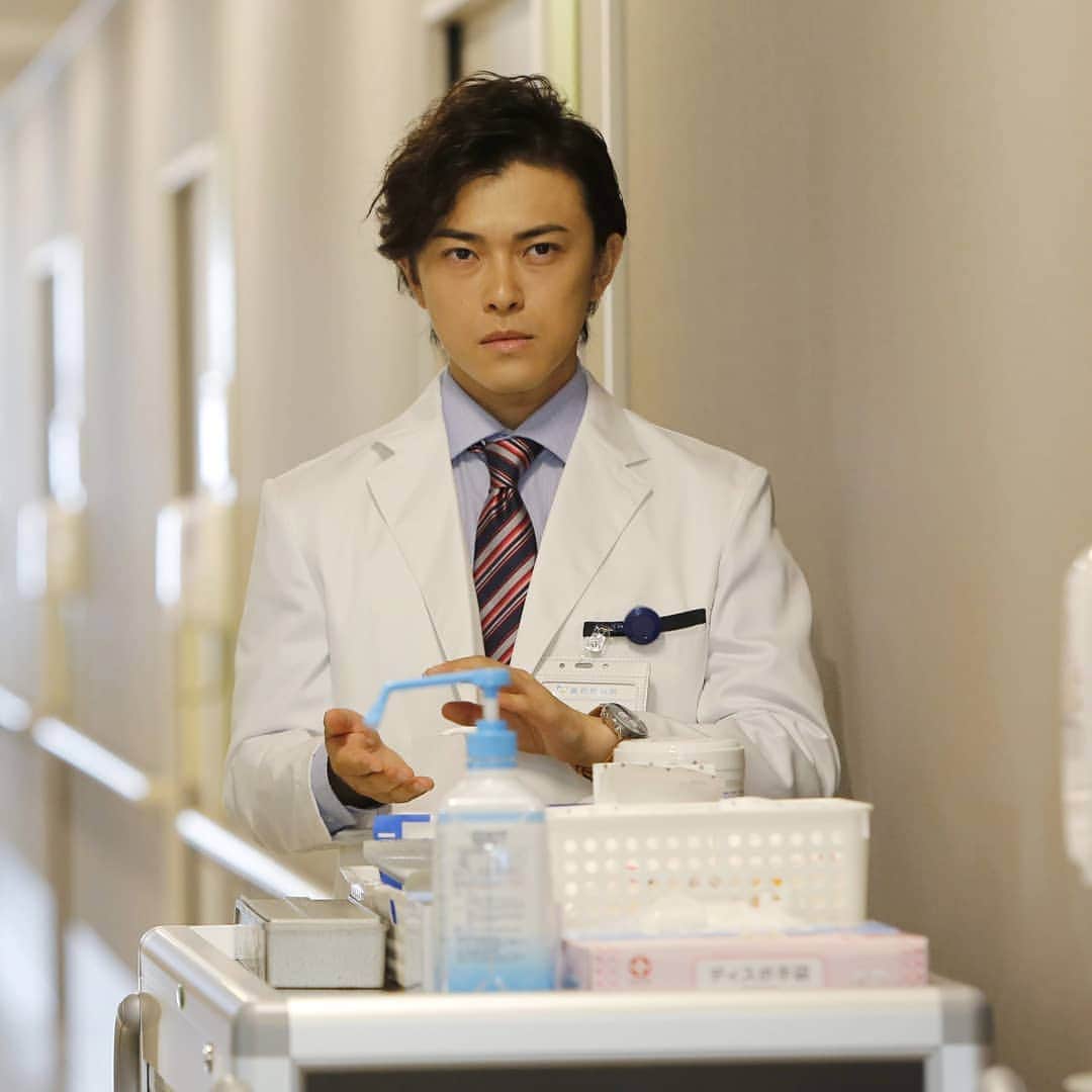 テレビ朝日「ヒモメン」のインスタグラム：「⠀ 第１話の衝撃のラストシーンから⠀ 池目先生のイケメンカットをどうぞ✨🧑✨⠀ ⠀ #真剣な眼差し…⠀ #皆さま手元にご注目👐⠀ #本編には写ってないカット⠀ #地味に手を消毒している⠀ #鳥を触る前はちゃんと消毒しなきゃね！⠀ #って池目先生怖っ‼️⠀ #春日さぁ～～ん⠀ #池目ですッ✨⠀ #来週さらに池目先生が暴走⁉️⠀ #とにかく笑いが止まらない！！⠀ #絶対見てください💗⠀ #ヒモメン⠀ #土曜ナイトドラマ⠀ #第2話⠀ #8月4日(土)23時15分～💫」