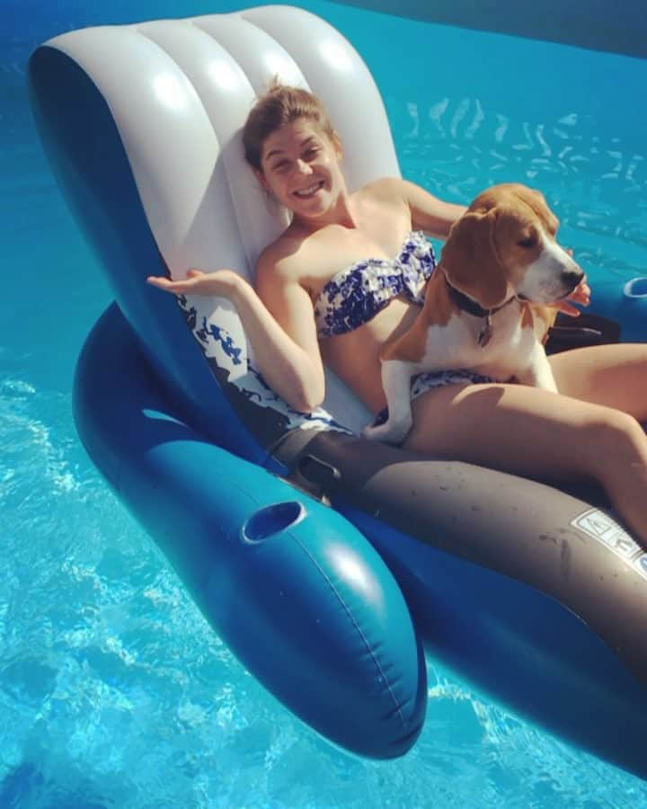 ミリアム・ツィーグラーのインスタグラム：「Here‘s what I like to do after practise on a hot summer day like today 💁🏻‍♀️🐶☀️💦 #sunbathingbuddies #whereismytan #summerinaustria」