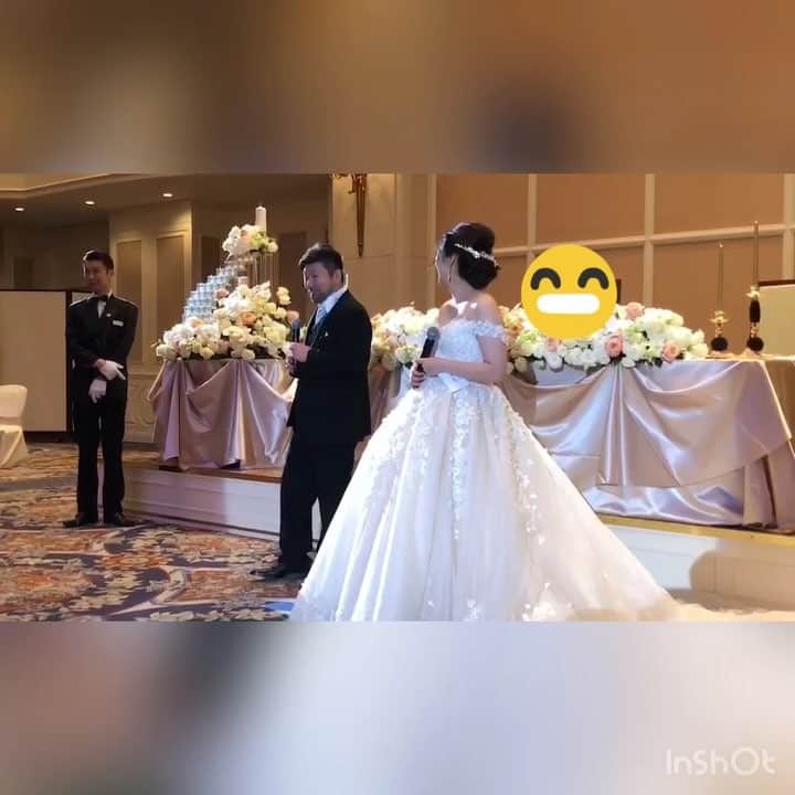 今井成美のインスタグラム：「兄とデュエット🤣🎤 小さい頃、よく一緒に歌っていた「世界中の誰よりきっと」をお色直しの退場時にサプライズで前に出てきてもらって歌いました😂✨✨ 恥ずかしがりながら前に出てきて、司会の方からの質問もしどろもどろに答えてたのに、いざ曲が流れたら熱唱するあたりさすがです😆😆😆笑」