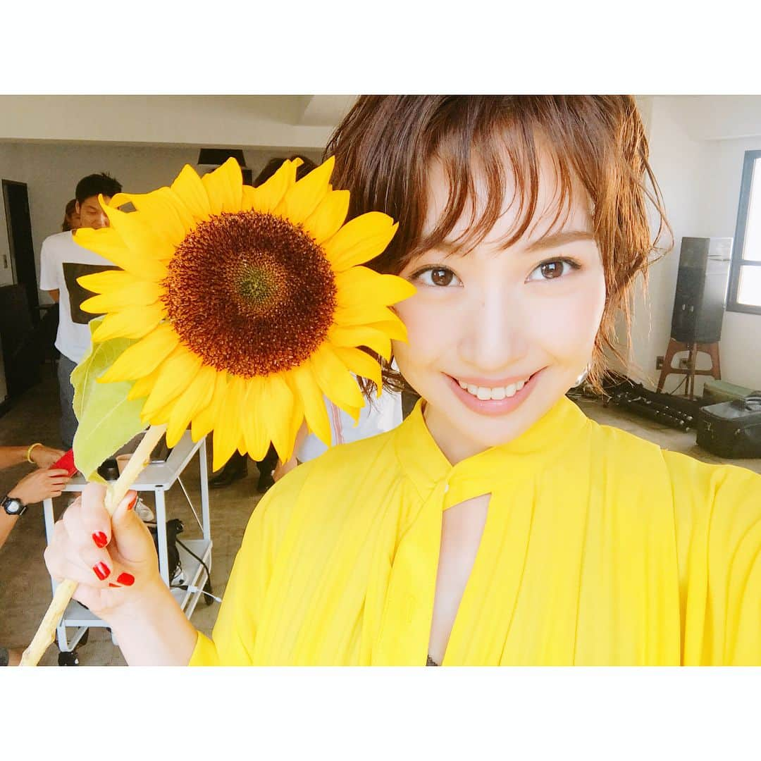 増田有華さんのインスタグラム写真 - (増田有華Instagram)「＊ ・ ・ インスタライブご覧下さった皆様ありがとうございました🌼 撮影めちゃ楽しかった♡  撮影中を動画で配信することはあまりないので、わたしも新鮮でした！ 普段からあんな風にチェックしながら撮っていくスタイルです😘 保存してあるのでいまからも見られますー！みてね💓 ＊ #インスタライブ #撮影 #オフショット #ファンクラブリニューアル #マネージャーさんの副音声 #好評。笑  #腰痛い笑った #flower #instagood #japanesegirl #japan」7月31日 16時54分 - masuyuka_official