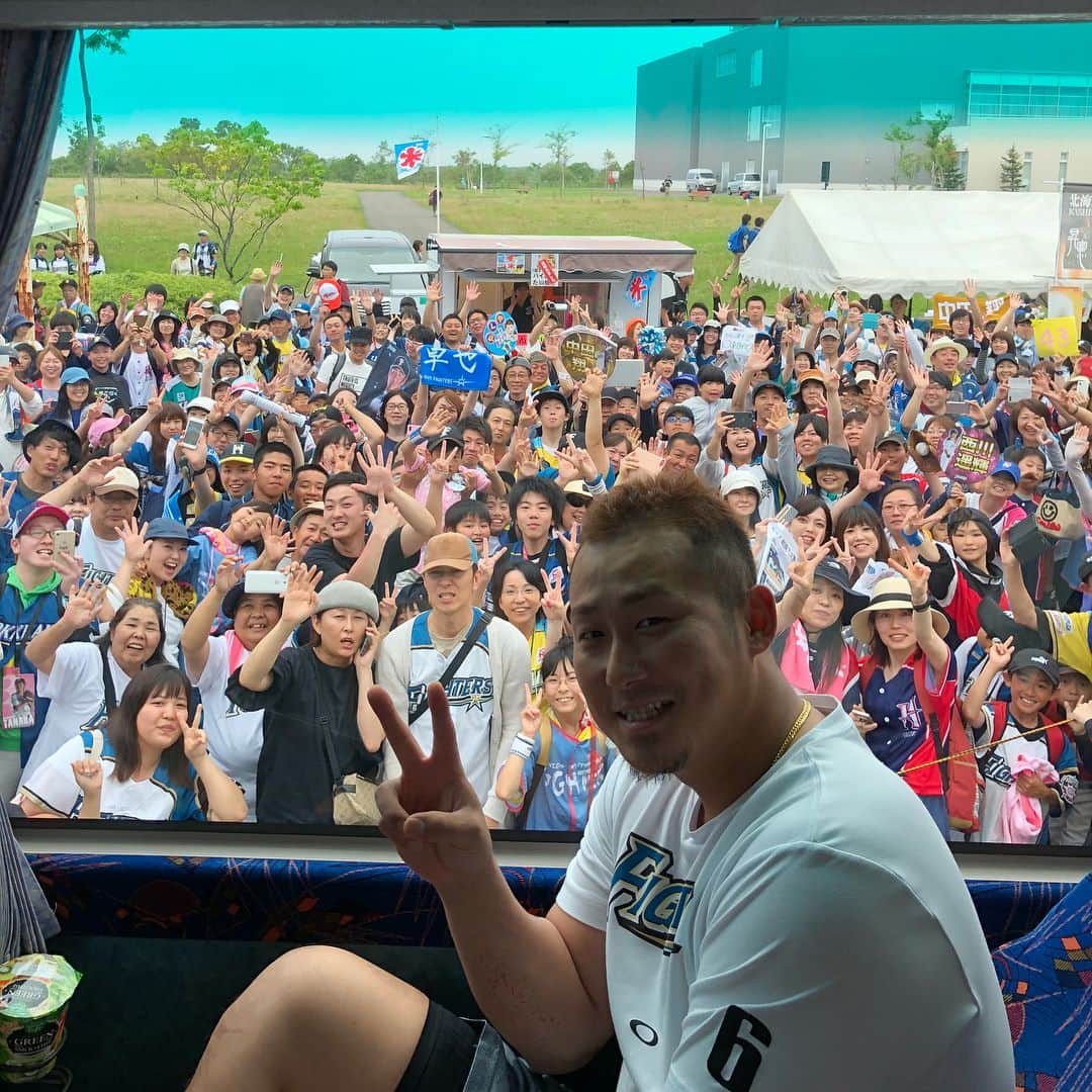 中田翔さんのインスタグラム写真 - (中田翔Instagram)「皆さん応援ありがとうございました！！釧路に着いてから子供達のお出迎えから、今日の試合から本当にいろんな方が応援してくれました！！感謝しかありません！！皆さんの応援のおかげで試合にも勝てました！ありがとうございます！^ - ^ #中田翔#釧路」7月31日 16時56分 - shonakata_official