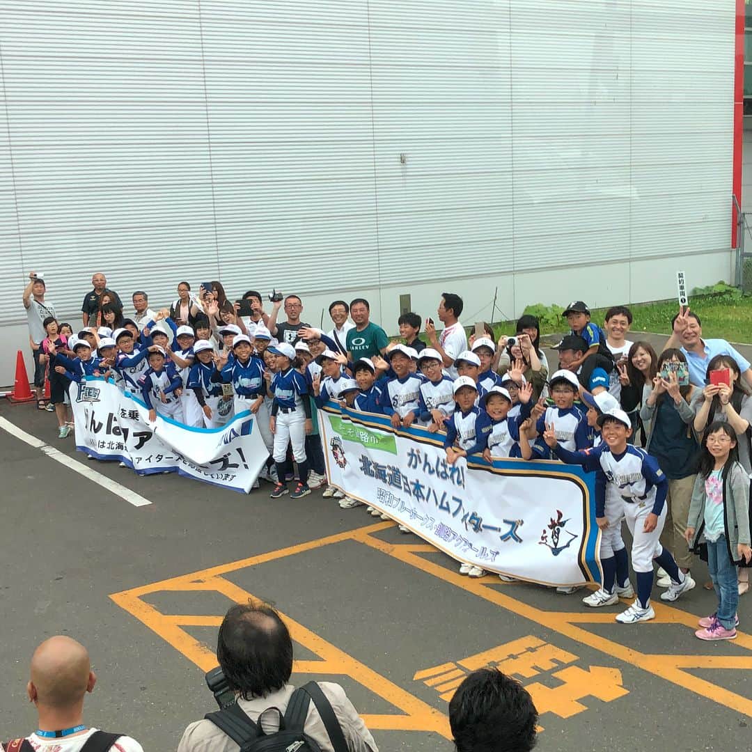のインスタグラム：「皆さん応援ありがとうございました！！釧路に着いてから子供達のお出迎えから、今日の試合から本当にいろんな方が応援してくれました！！感謝しかありません！！皆さんの応援のおかげで試合にも勝てました！ありがとうございます！^ - ^ #中田翔#釧路」