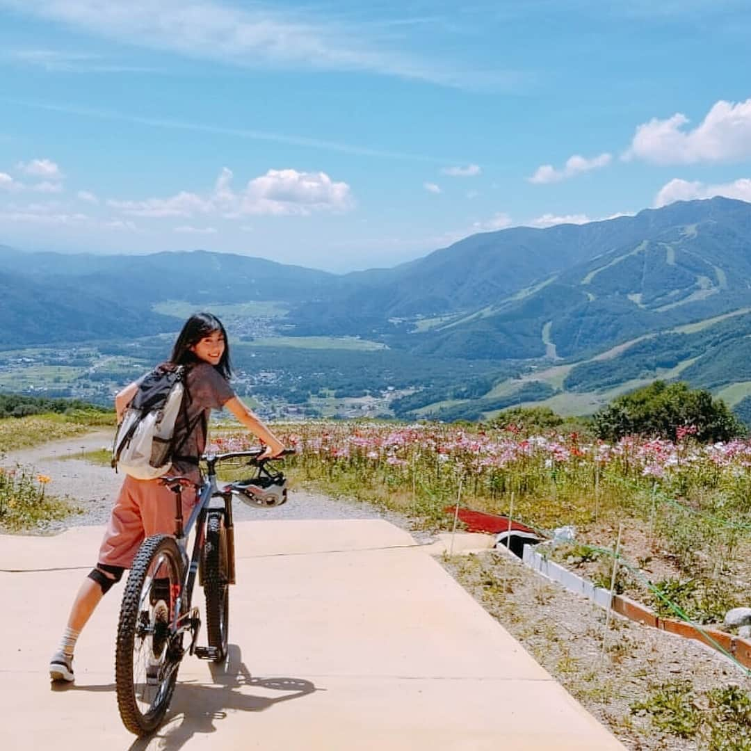 渡辺早織さんのインスタグラム写真 - (渡辺早織Instagram)「MTBがどんどん楽しくなるこの頃🚵‍♀️ #最近ウェアはアロハシャツみたいのがトレンドらしい #めちゃくちゃ可愛い #普段から着ちゃう #MAPの赤のコース #約7km #downhill  #くだり切ったぜ #麓につくと切なくなる #また来よう #MTB日和8月31日発売 #ぜひ誌面でチェックしてね」7月31日 17時38分 - _watanabesaori_