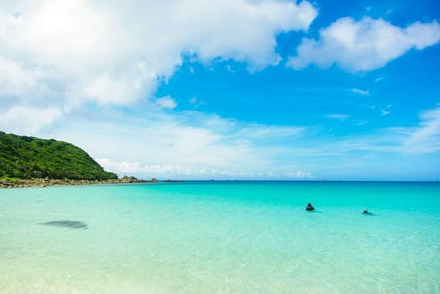 上妻未来さんのインスタグラム写真 - (上妻未来Instagram)「夏の旅行計画してますか？🌻✨ まだという方、種子島なんてどうでしょう😊  透明度の高い海で遊ぶひと時は至福の時間です🐬 どのビーチも人がたくさん居るわけではないので プライベートビーチのように満喫できますよ🌺 #泳いだあとに #ビーチバーベキュー #そして花火 #これが私の最高の癒し #種子島 #種子島観光大使 #上妻未来」7月31日 9時27分 - kozuma.m