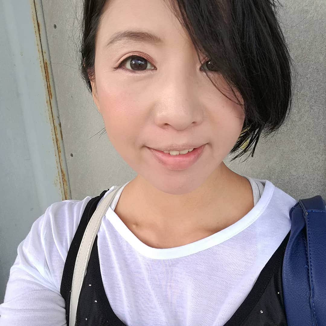 西川宏美のインスタグラム：「おはようございます。 今日は朝から現場です！有難いっ！ しかし、なんて暑いのでしょ。^^; 現在帰省中なので、どこの現場にも楽々行けてこの笑顔（笑） そして、気になってたローソンのフルーツティーゲット！ 現場にローソンあって良かった♪ 美味しいからまた帰って地元のローソンでも買いに行こう（笑） #ローソン #リプトンフルーツインティー #暑い #お仕事大好き #リピ決定」
