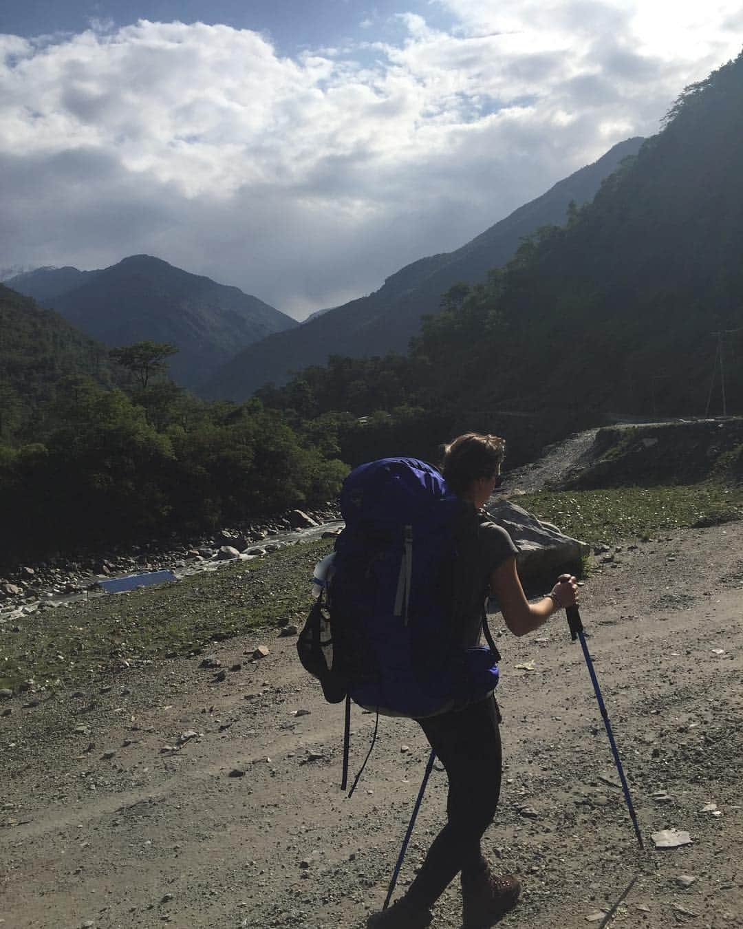 キミー・マイズナーのインスタグラム：「Making this my forever aesthetic 🏔 . . . I’ve been asked a lot about the gear we brought with us, so any hikers/trekkers out there wondering what kind of pack to get, I LOVED my @ospreypacks Ariel AG 65L pack. While my boots didn’t work out quite as well, I had zero back pain or shoulder pain since the weight was perfectly balanced in my hips. The antigravity system is everything 🙌 you can find a link to it in my bio, my pack was “tidal blue” . . . #trekkers #nepal #nepali #nepaltrekking #nepaltravel #travel #traveling #wanderlust #mountains #trekking」