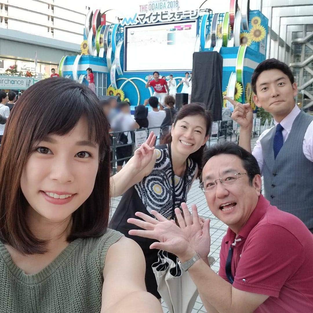 フジテレビアナウンサーのインスタグラム：「THE ODAIBA 2018いよいよ始まりました！ 私たちアナウンサーも、お台場ワンガン娘'18、四代目オマツリ男アナとして参加させいただいています😆  フジテレビのアナウンス室はみんな仲良しなんです😌  今朝は毎年恒例！朝歌歌唱対決の応援に行ってきました🎤 みなさんも是非遊びに来てくださいね😊  #アナウンス室のみなさんとアナウンサーの応援に✊ #ステージの上では久慈アナの歌に乱入する先輩・酒主アナ #ゆいのyouいいね！」