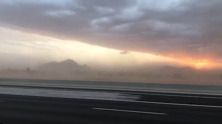 トム・リントンのインスタグラム：「Really cool sunset during the dust storm today.」