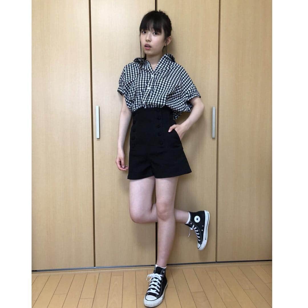 新潮社「ニコラ」さんのインスタグラム写真 - (新潮社「ニコラ」Instagram)「このボトムはすごく足が長く見えるの！ シャツに合わせても、Tシャツに合わせても、なんでも合うから、コーデを組むのが苦手な子にはオススメだよ！ tops☞ERG bottom☞SLY socks☞tutuanna shoes☞CONVERSE #池未来実 #クルミ  #ニコモSNAP #ニコモ #ニコラ #nicola」7月31日 14時42分 - nicola_snap