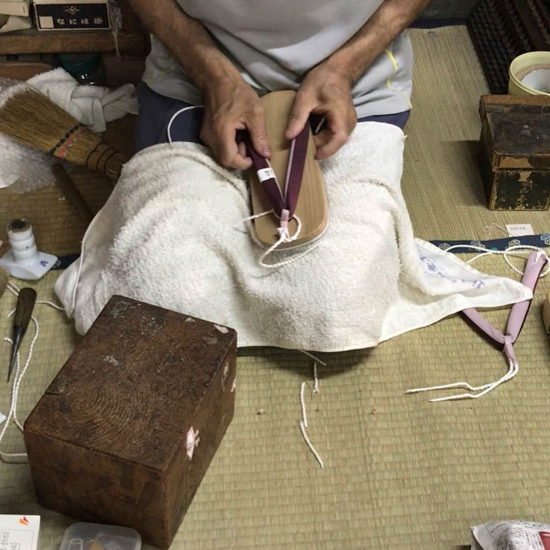 鈴木咲さんのインスタグラム写真 - (鈴木咲Instagram)「鼻緒を自由に選んでその場で下駄を仕立ててもらったよ！ 鼻緒の種類が凄すぎて選ぶのが大変だった…！ これで7千円ちょっとは凄い . . . . . #aizu #会津」7月31日 16時02分 - sakisuzuki1103