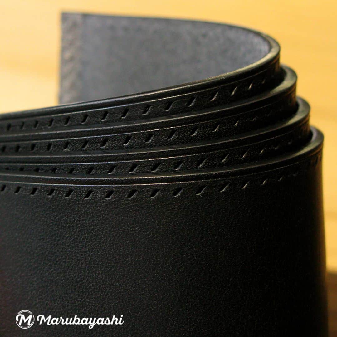MARUBAYASHIさんのインスタグラム写真 - (MARUBAYASHIInstagram)「* エルバマットのブラック。 らせん階段みたいで綺麗。  ブログも更新しました。 http://marubayashi-leather.com/archives/1870  #革 #レザー #leather #エルバマット #らせん階段 #レザークラフト #leathercraft #leatherworks」7月31日 16時25分 - takahiro_marubayashi
