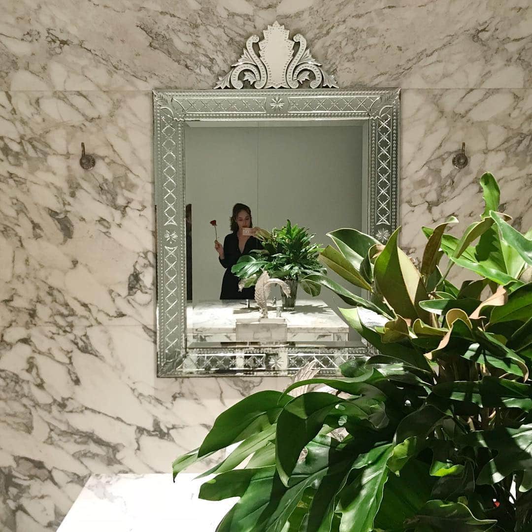 アリシア・デブナム・キャリーのインスタグラム：「🥀」