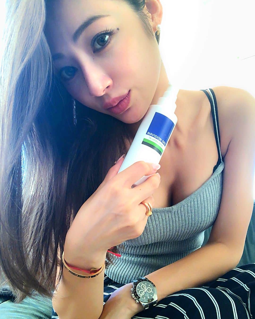 のインスタグラム：「Beauty essentials💕❤️ . 心からオススメしたい！  今年は肌トラブルが極端に少ない🤔 旅行や海で紫外線浴びてしまってるのに関わらず、 いつもだったら肌トラブルになって、 シミ、乾燥、肌荒れ😱オーマイガーって困ってるのに  #ナビジョンdr シリーズに変えてから本当に違いを実感。実は資生堂が出してる、医薬部外品のクリニックでしか購入できないシリーズ。  高いデパコスメを購入するよりも、ドクターズコスメで確かな成分を配合してるものの方が断然いい。高いからいいって問題じゃない！と実感。  麗香はいつも肌ケアで通ってる @tokyo_hills_clinic でゲットしてます！ 化粧水、乳液と日焼け止め❤️ . . #資生堂 #navisiondr  #スキンケア #基礎化粧品難民問題 #やっと解決 #シミケア  #曲がり角なお年頃 #東京ヒルズクリニック  #tokyohillsclinic」