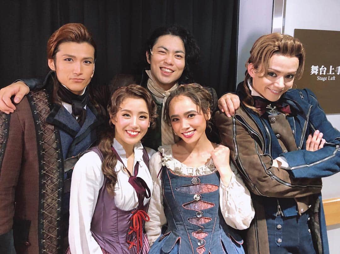 則松亜海のインスタグラム：「1789終演！！ 約半年間本当に色々な事があり、貴重な経験をさせて頂きました。 応援してくださった皆様に感謝の気持ちでいっぱいです。 共に走り続けた革命家との写真、宝物のひとつです。またどこかで出会えるよう前に進み続けます。 . ありがとうございました‼︎ . #1789 #デムーラン#渡辺大輔 さん#ダントン#上原理生 さん#ロベスピエール#三浦涼介 さん#ソレーヌ#ソニン さん#リュシル」
