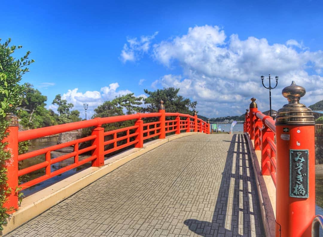 葉山町さんのインスタグラム写真 - (葉山町Instagram)「- 海はすぐそこ！でもゆっくり渡ってね  #葉山歩き #葉山 #hayama  #森戸海岸 #みそぎ橋 #森戸神社 #moritobeach #bridge #bluesky  #青空 に #赤い橋 が #映えるね～  #橋を渡る間息をしてはいけないよ  一応やっとく #千と千尋の神隠し #いいことありそう な景色だな #暑いね #夏だね #楽しいね #今日もおつかれさまでした」7月31日 19時27分 - hayama_official