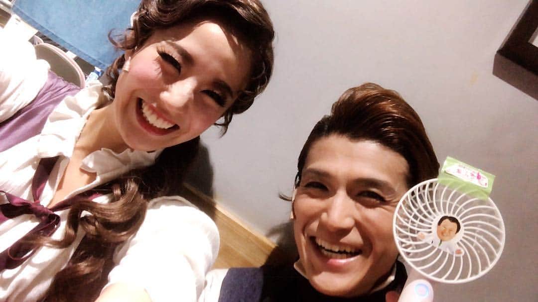 則松亜海のインスタグラム：「頼りない私に、大きくて頼もしい背中を見せ続けてくださいました、渡辺大輔さん。本当にありがとうございました！またご一緒させて頂けるよう、精進して参ります。 . デムーランとリュシルという実在の人物ですが、どのエピソードを見ても夫婦仲、家族仲が睦まじく、私にとって理想の家族像でした。229年前に生きたリュシルという女性と彼女の意志を、一人でも多くの方に知ってもらえたら嬉しいです。この役に出会えた事に感謝です。 . #デムーラン #渡辺大輔 さん #すしざんまい 笑 #リュシル」