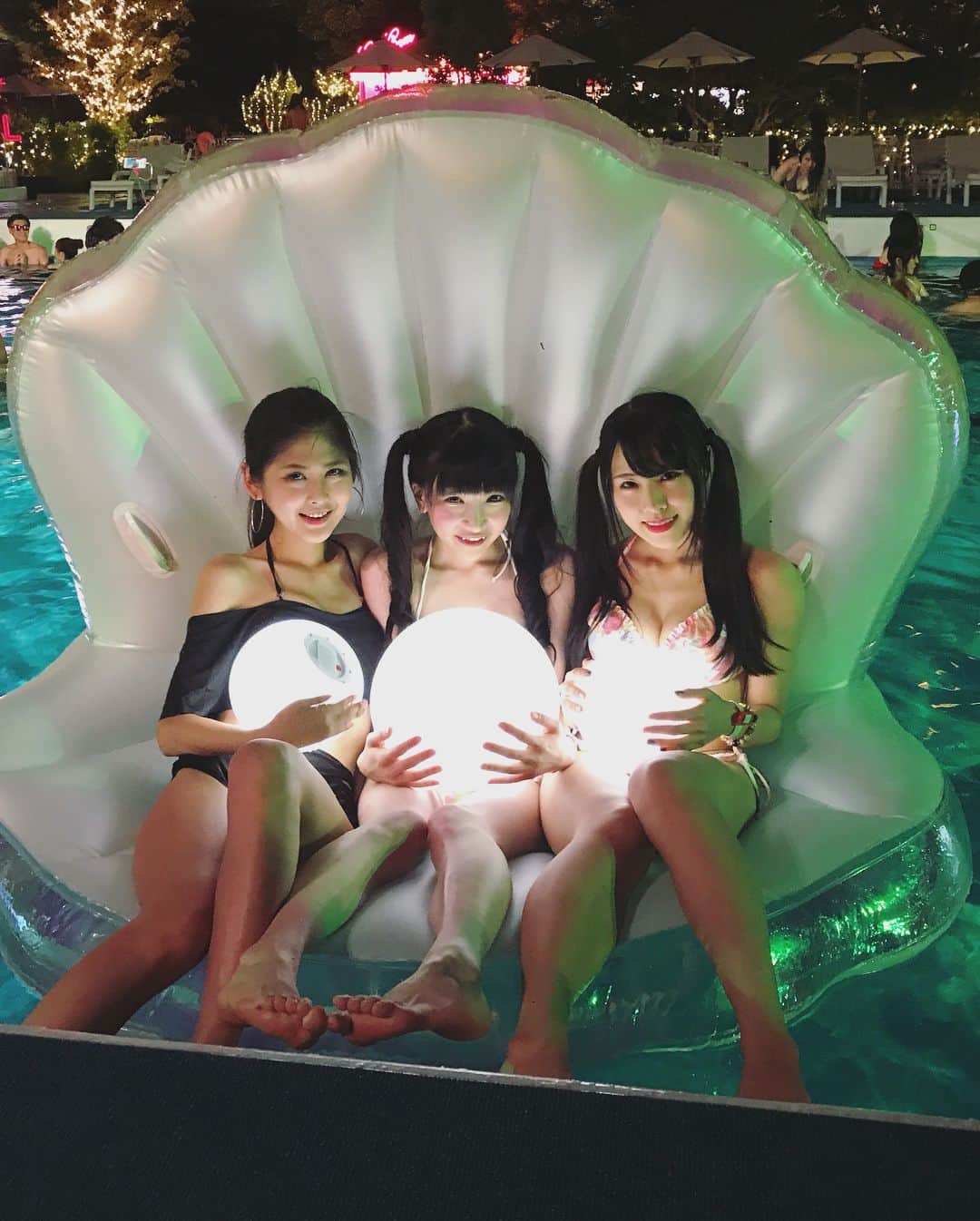 ちなり（高橋知成）さんのインスタグラム写真 - (ちなり（高橋知成）Instagram)「あずちゃんとみいちゃんとナイトプールでフォトジェニックした時のん🏖👙🐚💖🗼 たのしかったーん❣️ #ナイトプール #東京プリンスホテルガーデンプール」7月31日 19時55分 - chinarileah