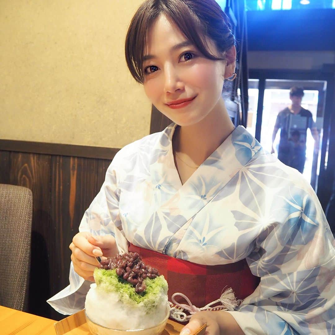 のインスタグラム：「こんばんは❤️ . 今夜は里奈ログ😳 . 暑いので浴衣でかき氷デート🍧💕 浴衣は暑くて暑くて🤣 かき氷が食べたいとおねだりして☺️💕 . しかも食べたかった抹茶あずき味😍 最高に幸せでした😌💕 . この日つけてたのは明日8/1発売の  @ipsa_jp のグロスルージュグレイズ ☑︎07 ピンクローズティー ☑︎10 カモミールティー . 果実や花々のフレーバーティーをイメージしたグロスルージュ♥️ 一本で華やかにしたいときは07番😳 ナチュラルですっぴん風にしたいときは10番で使い分け😘💕 パッケージで使い分けてるよ😌❤️ . この時塗ったのは07番😍 深みある発色で立体感のある口元にしてくれるので唇が魅惑的に見えるよね😍💕 . ぜひ店頭に足を運んでみてね♥️ 今日もお疲れ様でした💕✨ . #ipsa #イプサ #グロスルージュ #cosmetics #makeup #メイク #makeup #yukata #かき氷 #summer #浴衣 #浴衣デート #金沢 #金沢旅行 #東茶屋街 #date #デート #food #instafood #石川県 #和服 #sweet #スイーツ #スイーツ女子 #happy #smile #japan #japanesegirl」
