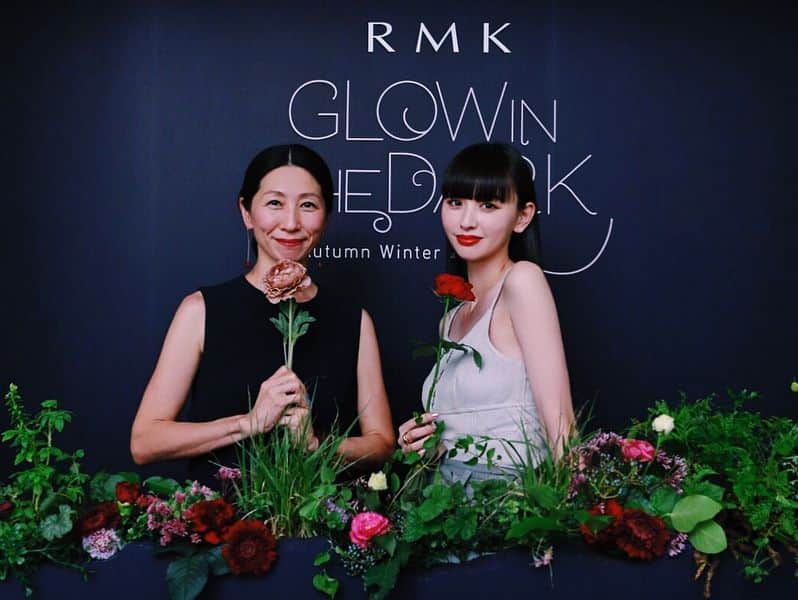鈴木えみさんのインスタグラム写真 - (鈴木えみInstagram)「@rmkofficial 「GLOW IN THE DARK」🦋 2018 AW Exclusive Collection Launch Party クリエイティブディレクターのKAORIさんと🌹#RMKaw18」7月31日 20時36分 - emisuzuki_official