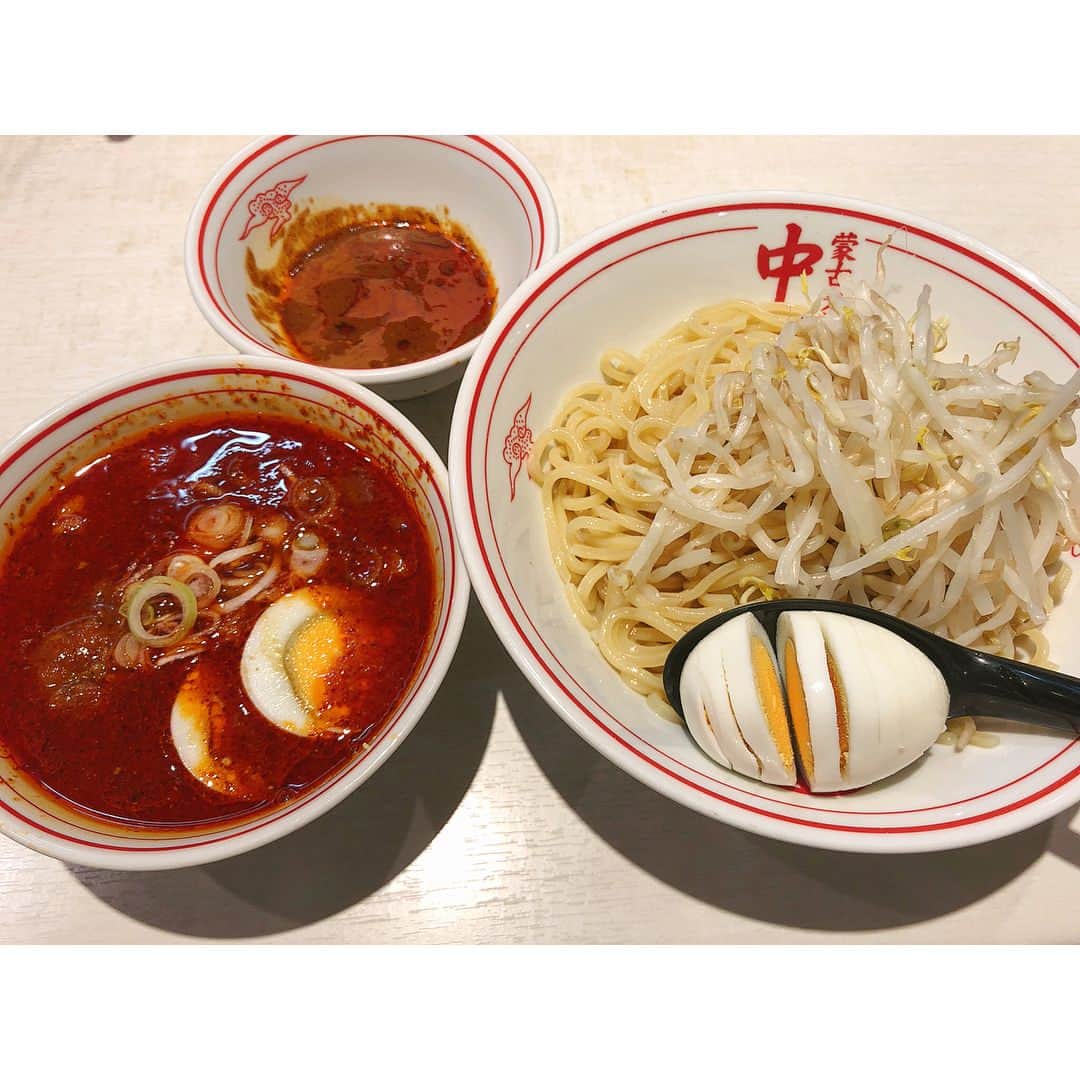 のインスタグラム：「新宿店で #冷やしインド カマしときました。うんめえー。はぁはぁ言いながら食べたよ。  季節の変わり目には天津の向さんの洋服選びアテンドをしているのですが、今年も夏が来たってことですね。ニッポンの夏。洋服選びの夏。季節毎にしか会いません、そんな先輩です。」