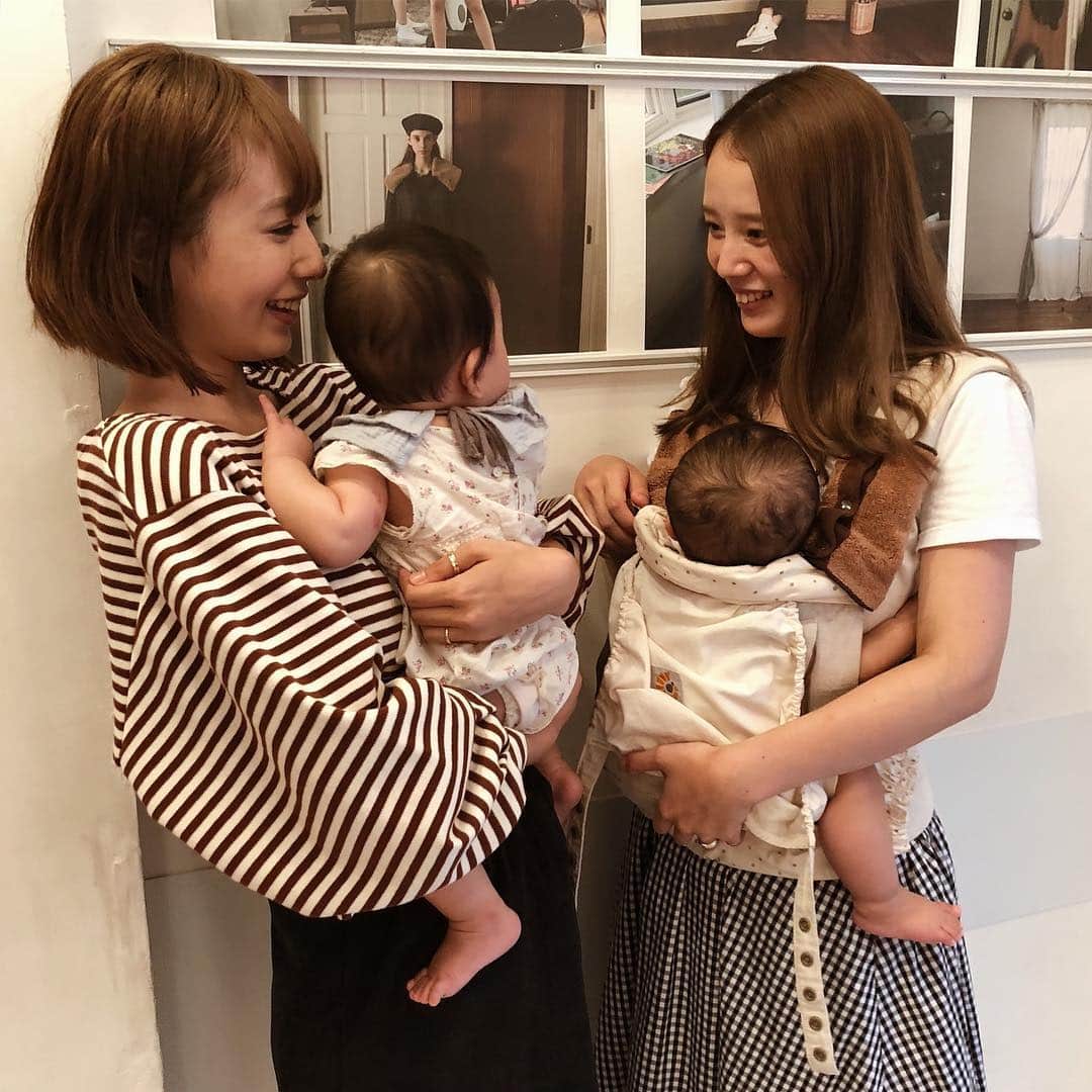 目見田早弥子のインスタグラム：「| girls. 👩🏻👶🏻👩🏻👶🏻❤️ ちょっぴりお久しぶりでした♡ AMOちゃん&娘ちゃん、本当に癒し☺️🌿 また涼しくなったら遊ぼうね🧡 うちの娘は眠かったみたいでおやすみ中...𓀒」