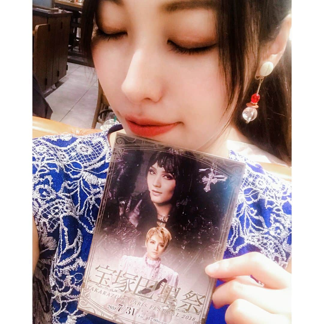 春原未来さんのインスタグラム写真 - (春原未来Instagram)「束の間の幸せ。贅沢な時間だったな…。お取次ぎしてくださった方に心から感謝。 #paris を意識して，#トリコロール #tricolor #coordinate にしてみました。#凱旋門 もこれで行けそうですね😝 . #どうもありがとう  #宝塚巴里祭2018 #ランチショー  #宝塚歌劇団 #宙組 #芹香斗亜 さん #leschampselysees  #lavieenrose  #パレスホテル東京 #おひとりさま #カメラを止めるな . #gracecontinental  トリアセトリミングワンピース」7月31日 22時15分 - sunohara_miki