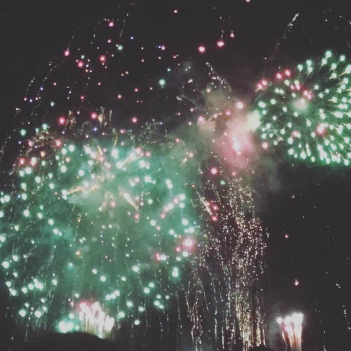 のインスタグラム：「熱海海上花火大会💓 今年もライブさせていただきました！ 花火凄かった〜！ ほんっとに近いし感動する！^_^ 来てくださった方ありがとうございました！ #熱海海上花火大会 #熱海 #花火 #花火大会 #仮面女子 #ライブ #🎆」