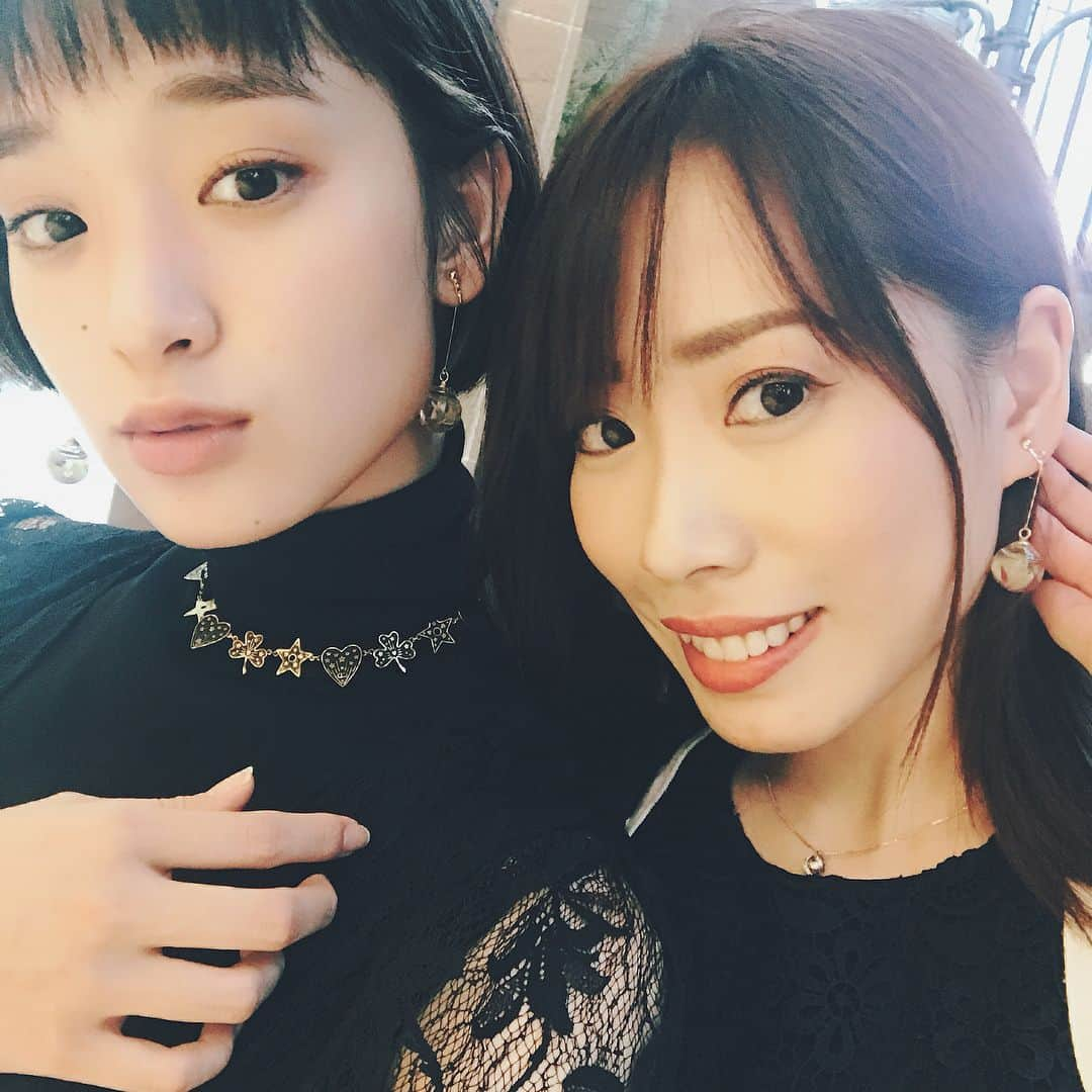 剛力彩芽さんのインスタグラム写真 - (剛力彩芽Instagram)「*** 麻梨紗に逢ってきました! 短い時間だったけど濃い話ができたと思う。  自分の言葉で伝える大切さ を改めて感じた1日だったよ。  だけど 言葉にしなくても分かってくれてること。 顔を見れば分かること、感じられること。 ほんと、心友ってすごい。  一瞬で笑顔になれちゃった。  これって長く一緒にいるからなのかな？ それとも、2人の感性が似ているからなのかな？  仲良くなることに理由なんてないのかな。  私は心友と呼べる 麻梨紗と出逢えて幸せ。 あ！ふと立ち寄ったお店で 見つけた手作りイヤリングを プレゼントしました!お揃いです♡  #カラオケ行ったよ #一曲も歌ってないけどね笑 #今度はいっぱい歌いたい! #みなさんにも #心友と呼べる人 #素直になれる人 #側にいますか？」7月31日 22時44分 - ayame_goriki_official