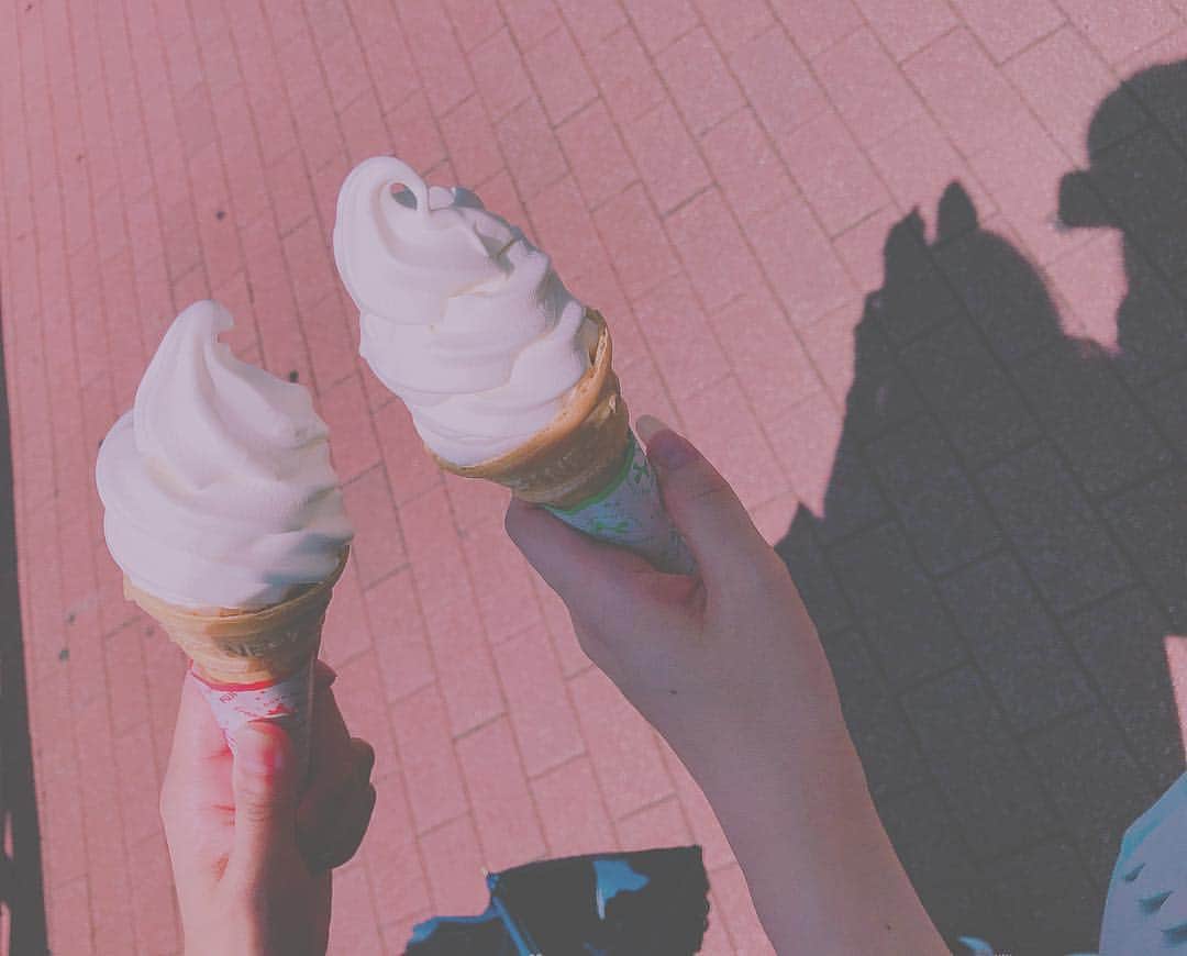 のインスタグラム：「またまたソフトクリーム^_^ またまたあんなたんと^_^ ソフトクリーム系の写真 3個連続投稿になるとこだった‪🍦‬ 今まで遠征といえば 牛串1本食べるだったけど 最近はソフトクリームになりつつある！ 今日のお昼ごはん^_^ #ソフトクリーム #🍦 #お昼ごはん  #パーキングエリア  #遠征」