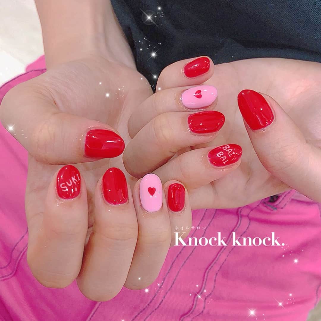 藤田ニコル にこるん さんのインスタグラム写真 藤田ニコル にこるん Instagram New Nail 赤とピンクのネイルにしたいなって思って毎回仕事柄フラットなのしかできないので アートで書いてもらったよ スキとバイバイは隣り合わせ えもい 可愛い
