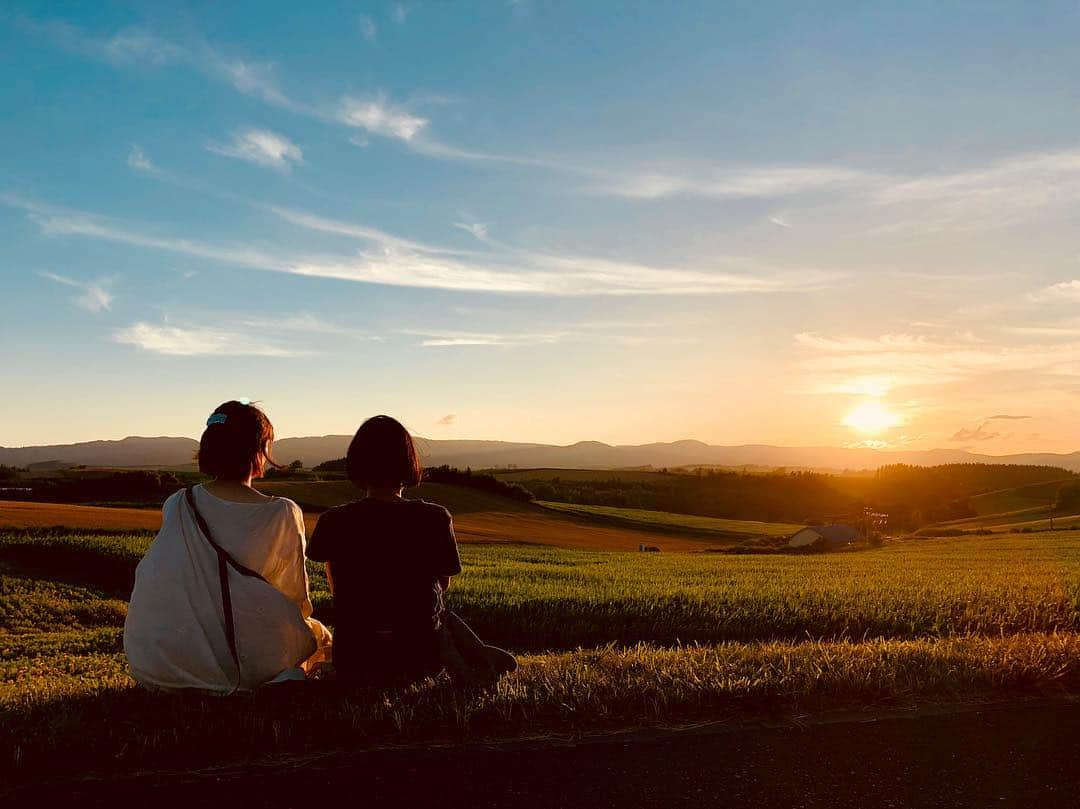 佐藤栞里さんのインスタグラム写真 - (佐藤栞里Instagram)「北海道。 富良野、美瑛、旭川の旅✨ 素敵な出会いがたくさんありました🌻 思い出はまた、後日☺︎」7月31日 22時33分 - satoshiori727