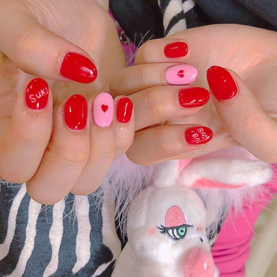 藤田ニコル（にこるん）さんのインスタグラム写真 - (藤田ニコル（にこるん）Instagram)「NEW nail♡♡ 赤とピンクのネイルにしたいなって思って毎回仕事柄フラットなのしかできないので、アートで書いてもらったよ☺︎♡ スキとバイバイは隣り合わせ。えもい。可愛いネイルなりました^ ^♡ #特に意味はないです」7月31日 22時36分 - 2525nicole2