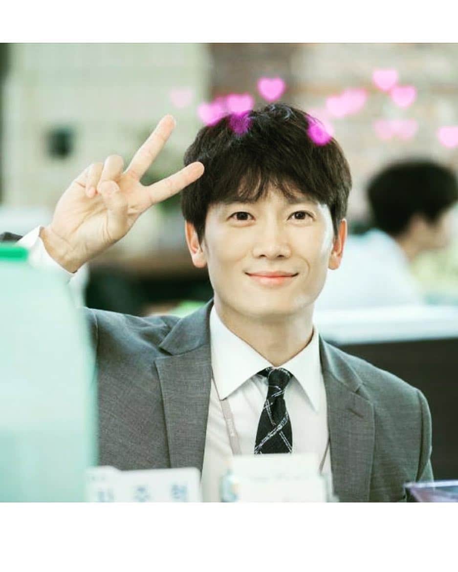 チソンのインスタグラム：「#지성 #아는와이프  내일 봐요~~^^」