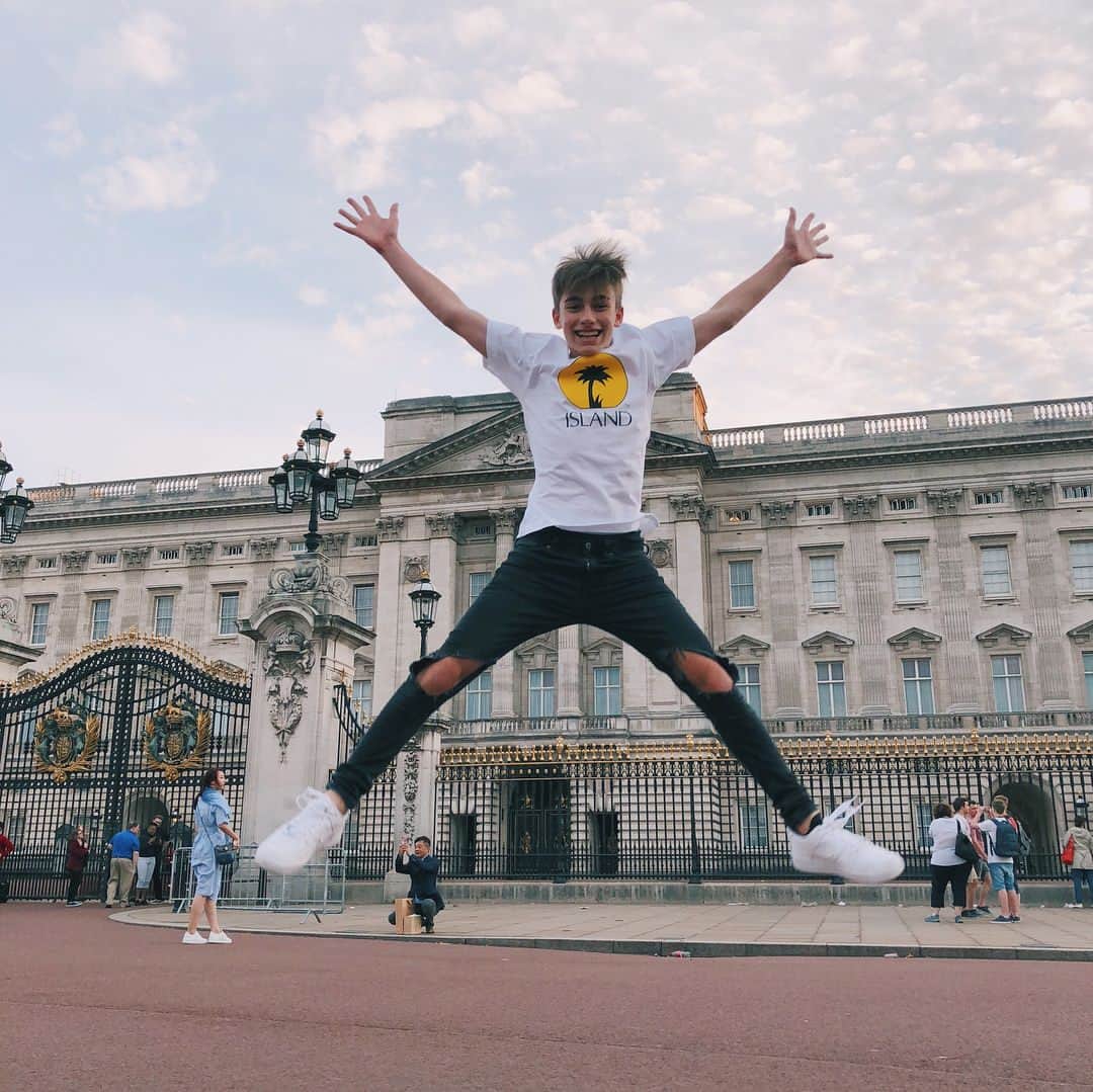 ジョニー・オーランドのインスタグラム：「having a horrible time in london !!! ;)」