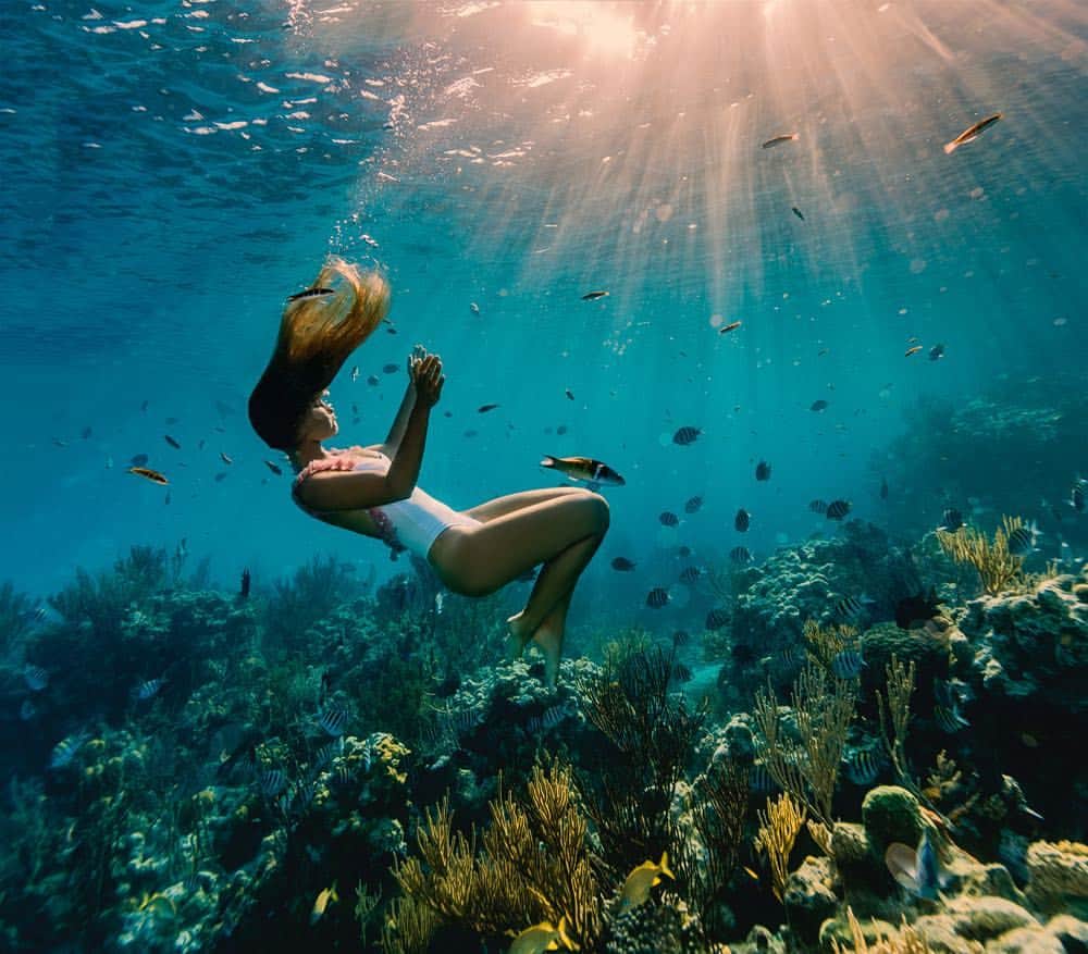 Elena Kalisのインスタグラム：「Where’s your happy place? @_bahamasgirl_」