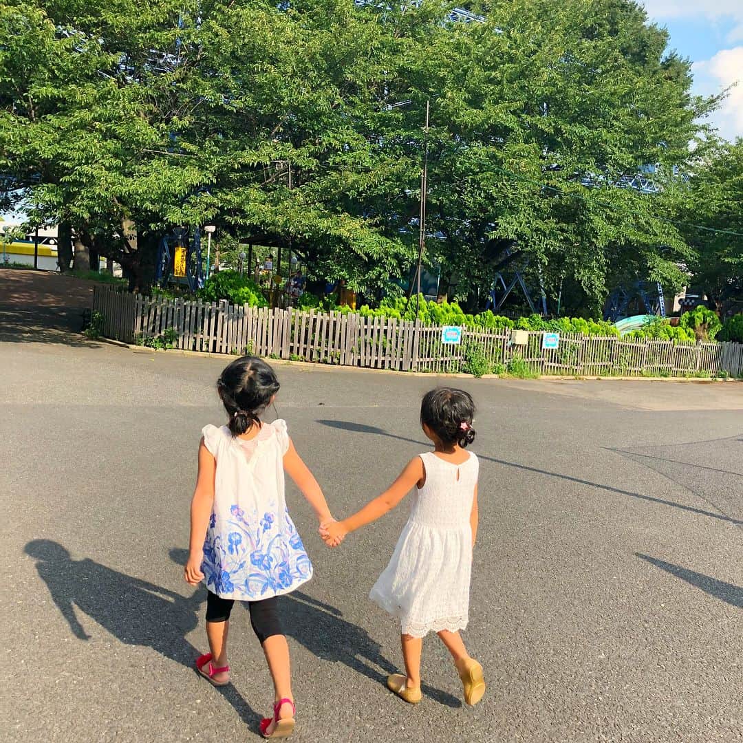 筧沙奈恵さんのインスタグラム写真 - (筧沙奈恵Instagram)「幼稚園のお友達と、としまえんのプールに行ってきました👙 ・ 波のプール、流れるプール、キッズプールでたくさん遊んで、乗り物もたくさん乗って、遊びつくしました😍 ・ はしゃぐ子どもたちを見ながら「こうやって一緒にプールに行ってくれるのも、今だけなんだよねー😭寂しいねー😭」と切なくなる母たちなのでした👱‍♀️👩 ・ 夏の思い出がまた増えました☺️ ・ #としまえん #toshimaen #プール #pool #幼稚園ママ #幼稚園 #子連れプール #4歳 #もうすぐ5歳 #年中 #キッズコーデ #girls #遊園地」8月1日 0時46分 - sanaekakei