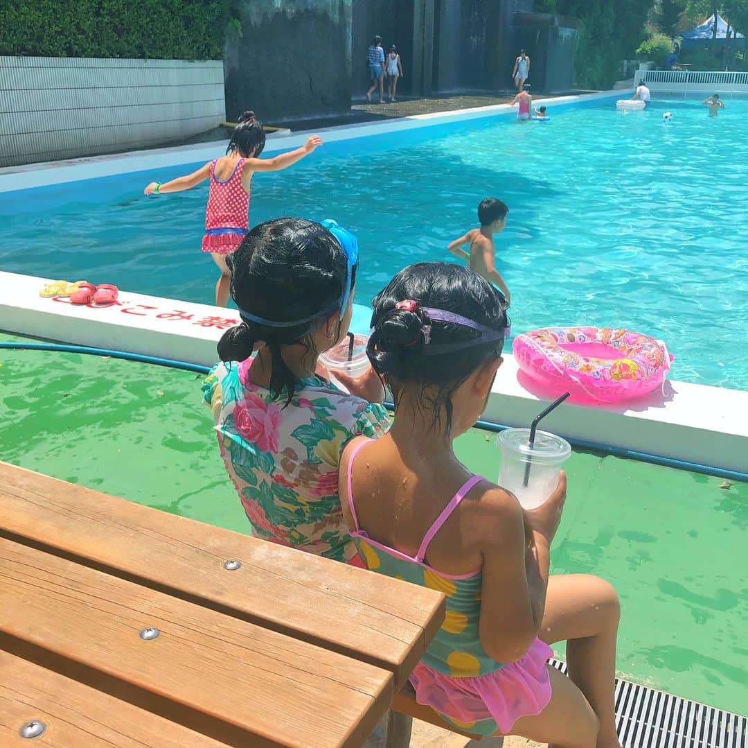 筧沙奈恵さんのインスタグラム写真 - (筧沙奈恵Instagram)「幼稚園のお友達と、としまえんのプールに行ってきました👙 ・ 波のプール、流れるプール、キッズプールでたくさん遊んで、乗り物もたくさん乗って、遊びつくしました😍 ・ はしゃぐ子どもたちを見ながら「こうやって一緒にプールに行ってくれるのも、今だけなんだよねー😭寂しいねー😭」と切なくなる母たちなのでした👱‍♀️👩 ・ 夏の思い出がまた増えました☺️ ・ #としまえん #toshimaen #プール #pool #幼稚園ママ #幼稚園 #子連れプール #4歳 #もうすぐ5歳 #年中 #キッズコーデ #girls #遊園地」8月1日 0時46分 - sanaekakei
