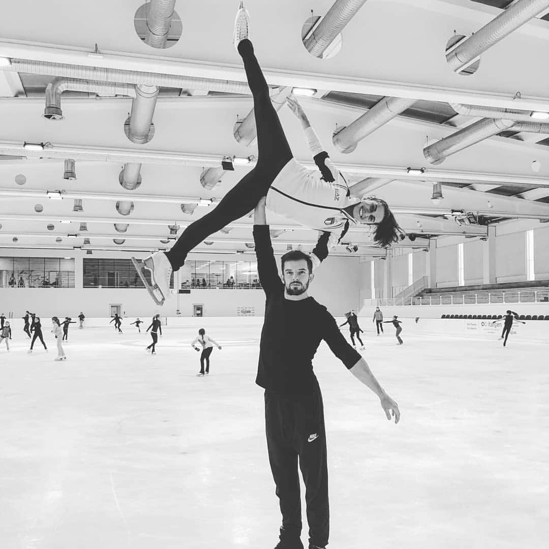 オンドレイ・ホタレックのインスタグラム：「Next adventure coming soon... @valemarchei14  More instamaterial on the way... #icelab #marcheihotarek  #lovewhatyoudo #figureskating #figureskatingfamily #instashot」
