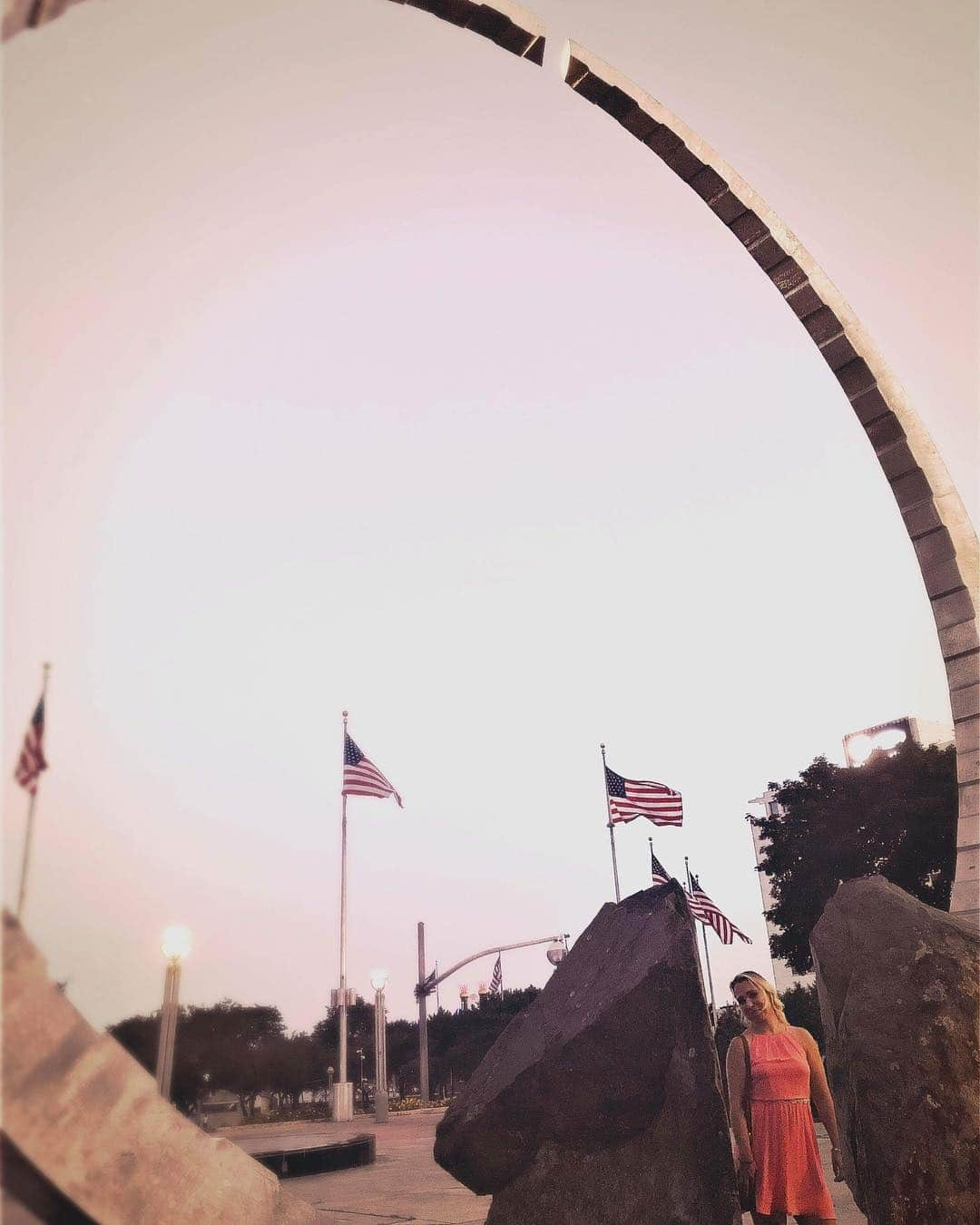 ケルシュティン・フランクさんのインスタグラム写真 - (ケルシュティン・フランクInstagram)「Throw 🔙 to when I found a Stargate in Downtown Detroit 😅(yes I admit it I love sci-fi ) 📸 @chrisreed77  #detroit #missingmichigan #yesimanerd #ifoundastargate #goodtimeswithbae」8月1日 1時02分 - kerstinfrank88