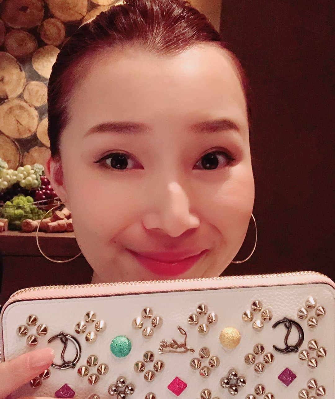 彩星りおんさんのインスタグラム写真 - (彩星りおんInstagram)「いつまで誕生日投稿続くねん。﻿ すみません。嬉しかったんです。﻿ お付き合いください。お願いします🙏🏻 ﻿ ﻿ 最後のサプライズはお気に入りのトリュフのお店で早めのディナー🍽🍸産後こんなにゆっくりコースをいただいたのは初めて✨﻿ プレゼントにルブタンのお財布をもらいました😍﻿ 新調したかったから嬉しいー‼︎✨﻿ 母になっても派手に自分らしく生きて欲しいという夫からのメッセージだそうです。笑﻿ わたくし関西人なので基本派手好きなのです💜💛💚 ﻿ ﻿ 母、攻めの姿勢で参ります‼️﻿ ﻿  I got a louboutin's purse from my husband on my birthday💕﻿ He definitely knows my sense of fashion ;)﻿ I'm gonna be a COOL mom!!! ﻿ ﻿ #birthdaydinner ﻿ #truffe﻿ #birthdaygift﻿ #louboutin﻿ #louboutinpurse ﻿ #momslife ﻿ #lifeintokyo ﻿ #トリュフ﻿ #財布新調 ﻿ #ルブタン﻿ #靴は幅狭でなかなか合わない﻿ #母攻めます」8月1日 11時23分 - rion.ayahoshi