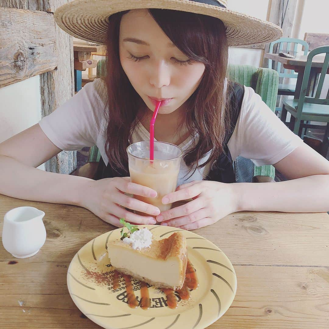 遠乃歌波さんのインスタグラム写真 - (遠乃歌波Instagram)「今更ながら、つぐみ(@_315run )とランチ行ったときの写真を載せるのです(*´꒳`*) . シンガーソングライターをやる前からのお友達なんですよ〜。 . 付き合い長いっ！(　ﾟωﾟ) . 私の癒しの天使で、現場マネージャーの🍆はつぐのファン(笑) . #好き #はぁ可愛い」8月1日 11時39分 - kanami_bandmaid