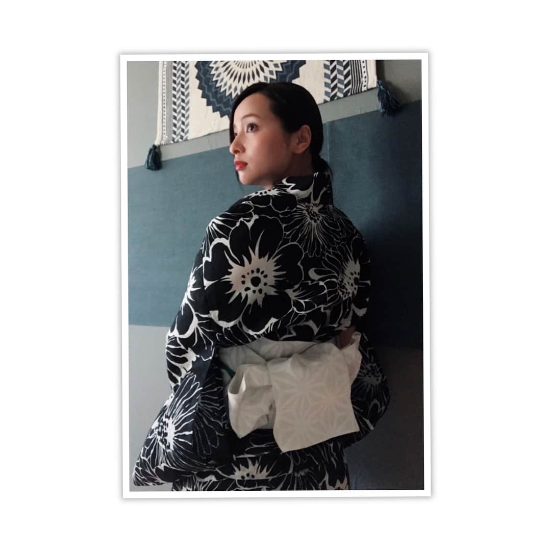 水崎綾女さんのインスタグラム写真 - (水崎綾女Instagram)「暑い日々が続いているので何もない日に浴衣。今年初おろしの黒浴衣に白い帯で大人っぽく涼しげに…♡ #浴衣 #👘 #cooljapan #ootd」8月1日 12時28分 - misakiayame