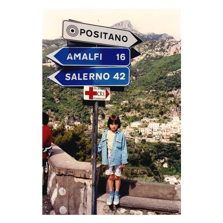 桜めいさんのインスタグラム写真 - (桜めいInstagram)「💙 幼少期数年イギリスに住んでた時期がございまして その頃ヨーロッパの色んな国を旅行していたみたいで (覚えてたり覚えてなかったり) 幼少期の私の写真はめちゃくちゃ素敵な物が多いです (幼少期の私めっちゃ羨ましい) 写真好きな父のおかげです (お父さんありがとう) ・ #positano #italy  #childhood  #チビめい #いつか同じ場所で同じ写真撮りたい」8月1日 8時18分 - mei_0406