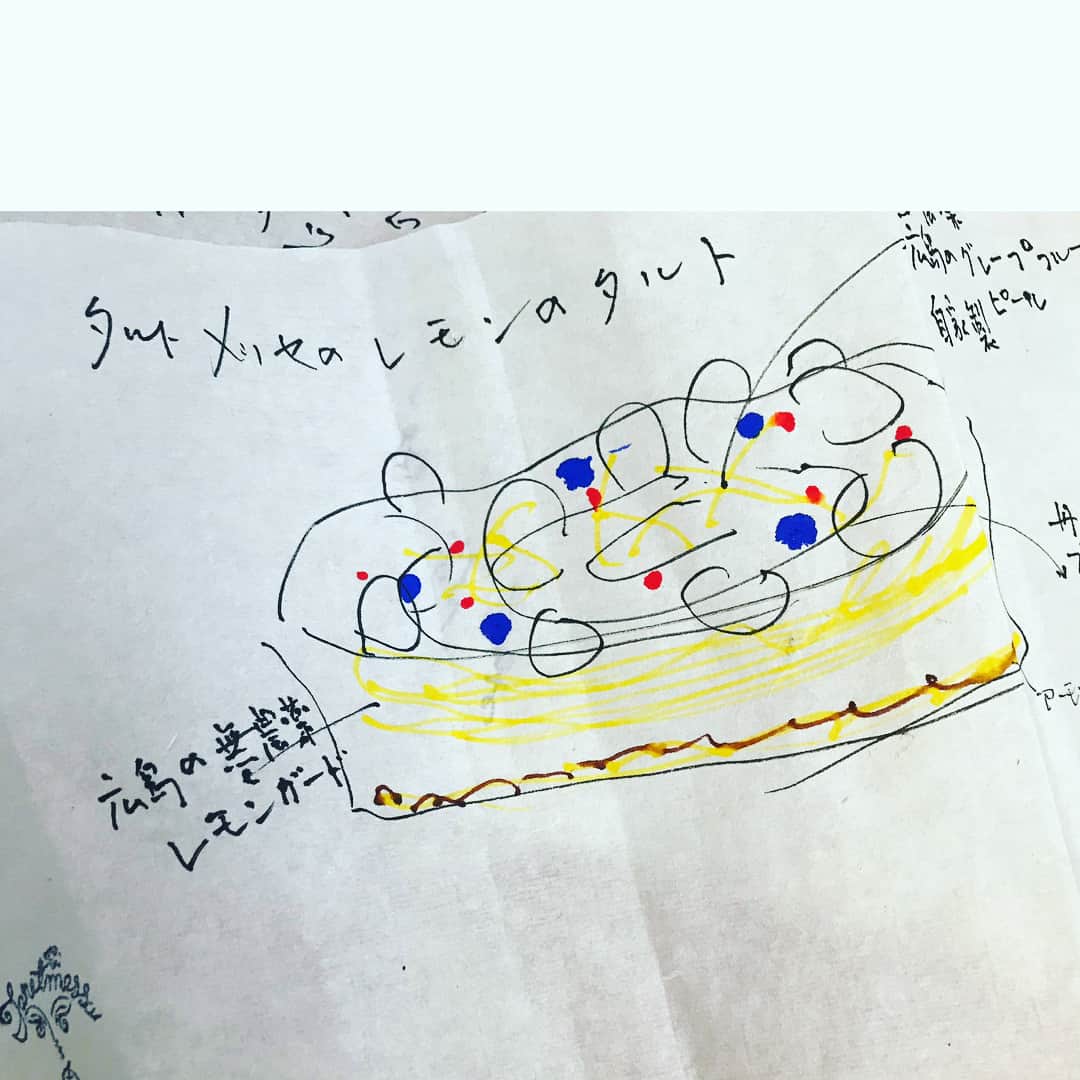 アンミカさんのインスタグラム写真 - (アンミカInstagram)「大阪谷町の"タルトメッセのレモンタルト"が届きました🍋🥧 ステキなケーキの絵と共に、毎年季節のタルトを楽しみます💗  #伊万里焼のジャポニズムと19世紀にデザインされたブルーイタリアンが融合するお気に入りのspodeのティーセットで💗 #さっぱり美味しい甘すぎないタルト🥧 #ここの洋梨のタルトはまた絶品 #皇室にも献上しているタルト #大暑の今は甘く酸味もあるものも頂きよく寝て元気に！ #model #ahnmika #taretmessa  #teatime #フィーカ  @ogawamadameyoshie」8月1日 9時48分 - ahnmikaofficial