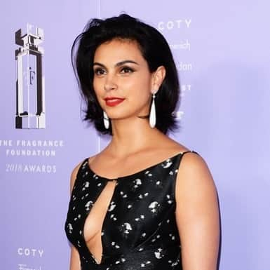 モリーナ・バッカリンのインスタグラム：「she looked stunning at this event ✨ Follow @baccarin.morena (me) for more! @morenabaccarin #morenabaccarin #leethompkins #gotham #vanessacarlysle #copycat #deadpool #batman #lesliethompkins #brunette #actress #model #beautiful #gorgeous #stunning #marvel #dc #photography #photoshoot #firefly #inaraserra」