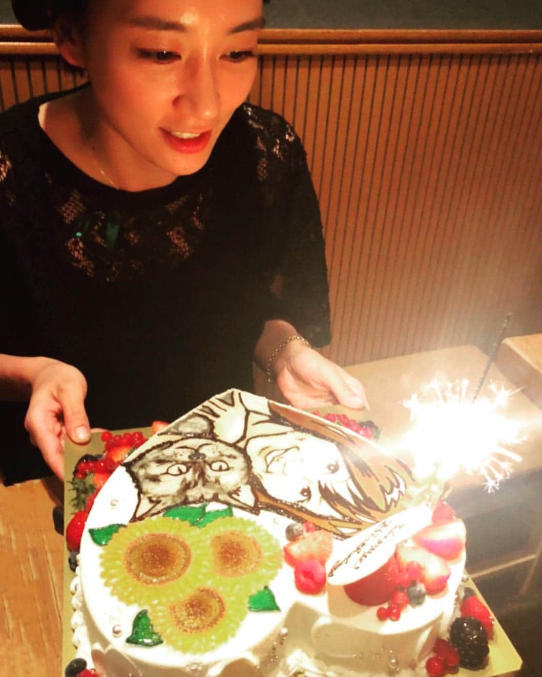 水川あさみのインスタグラム：「いっぱいお誕生日お祝いしてもらって、しあわせものです。  もう８月やん🌻 うかうかしてられないね。 夏遊びせんと🌞🌈🎐👘🍉👙🍺🍧🏊‍♀️🏕🌊🎇」