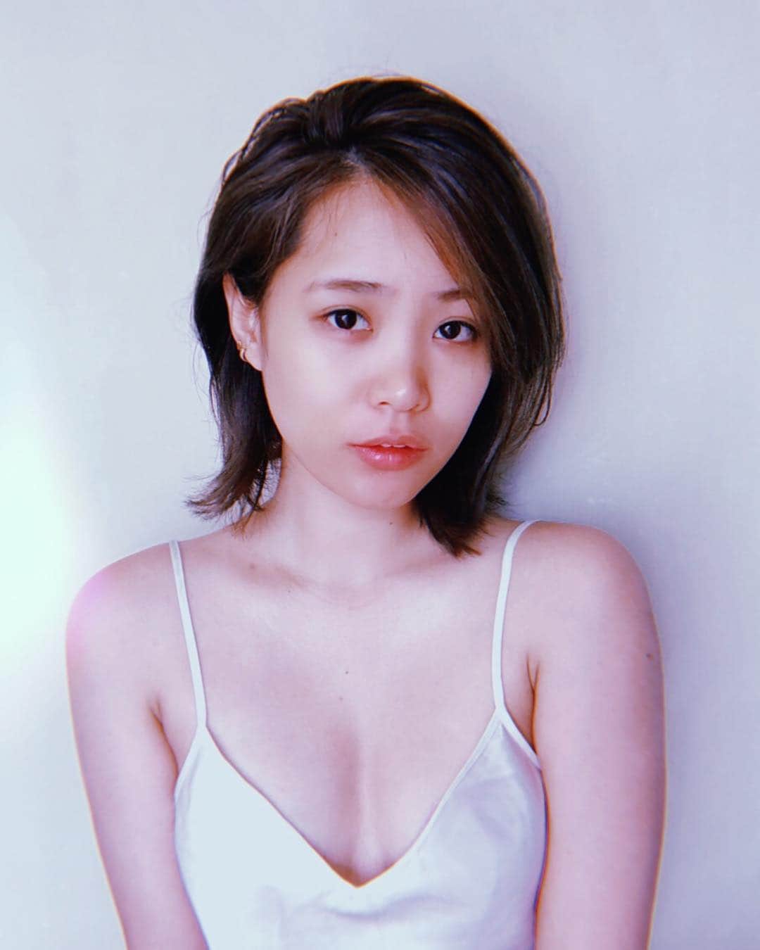 二宮愛のインスタグラム：「#shorthairstyles #august  #summerstyle 🌞🖤 ________________ Got haircut, and I like it🌻🌻🌻 #love #new #haircut」