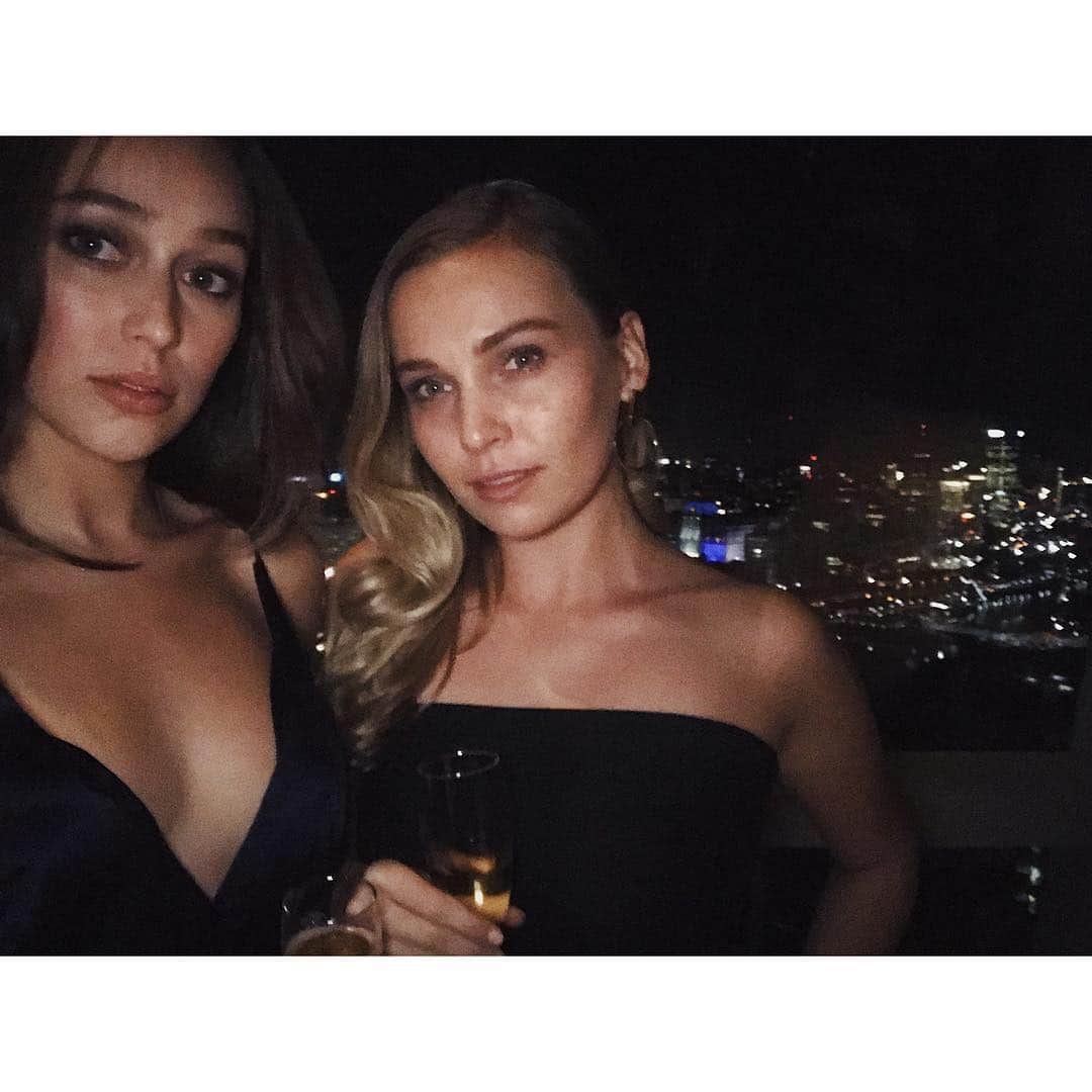 アリシア・デブナム・キャリーのインスタグラム：「Upgrade. 💅🏼」